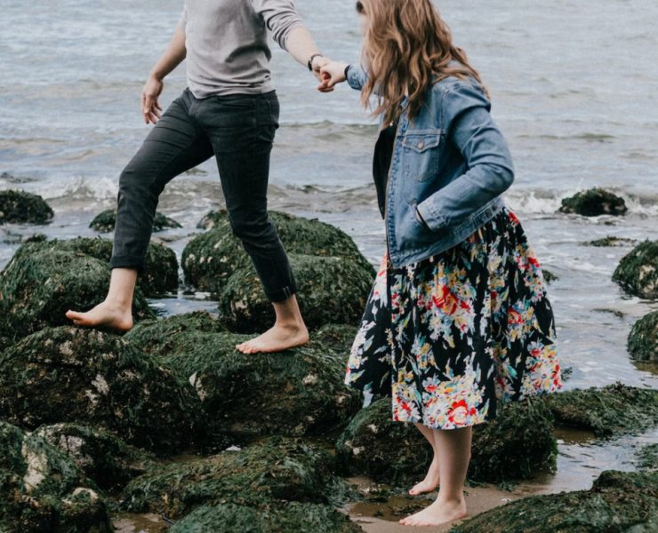 7 obvious signs he likes you